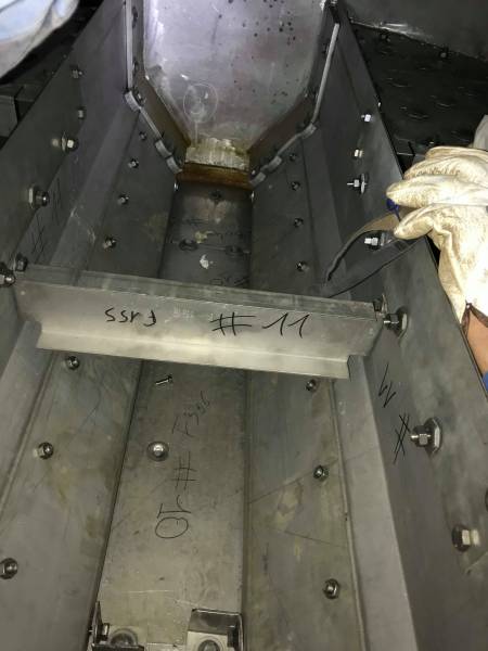 Pose d'un déversoir d'une colonne en industrie pétrochimique