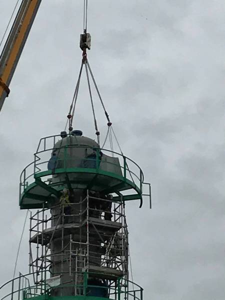 Remplacement d'une tête de colonne en industrie